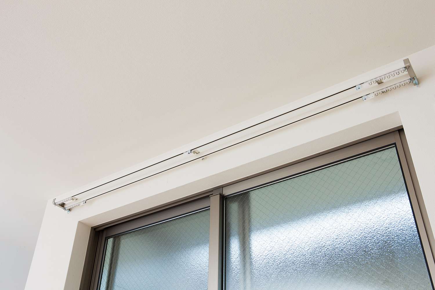 カーテンレール取付けなど面倒な作業イメージ